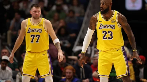 欧冠激战！切尔西女足与巴塞罗那对决因停电中断五分钟，悬念再起！